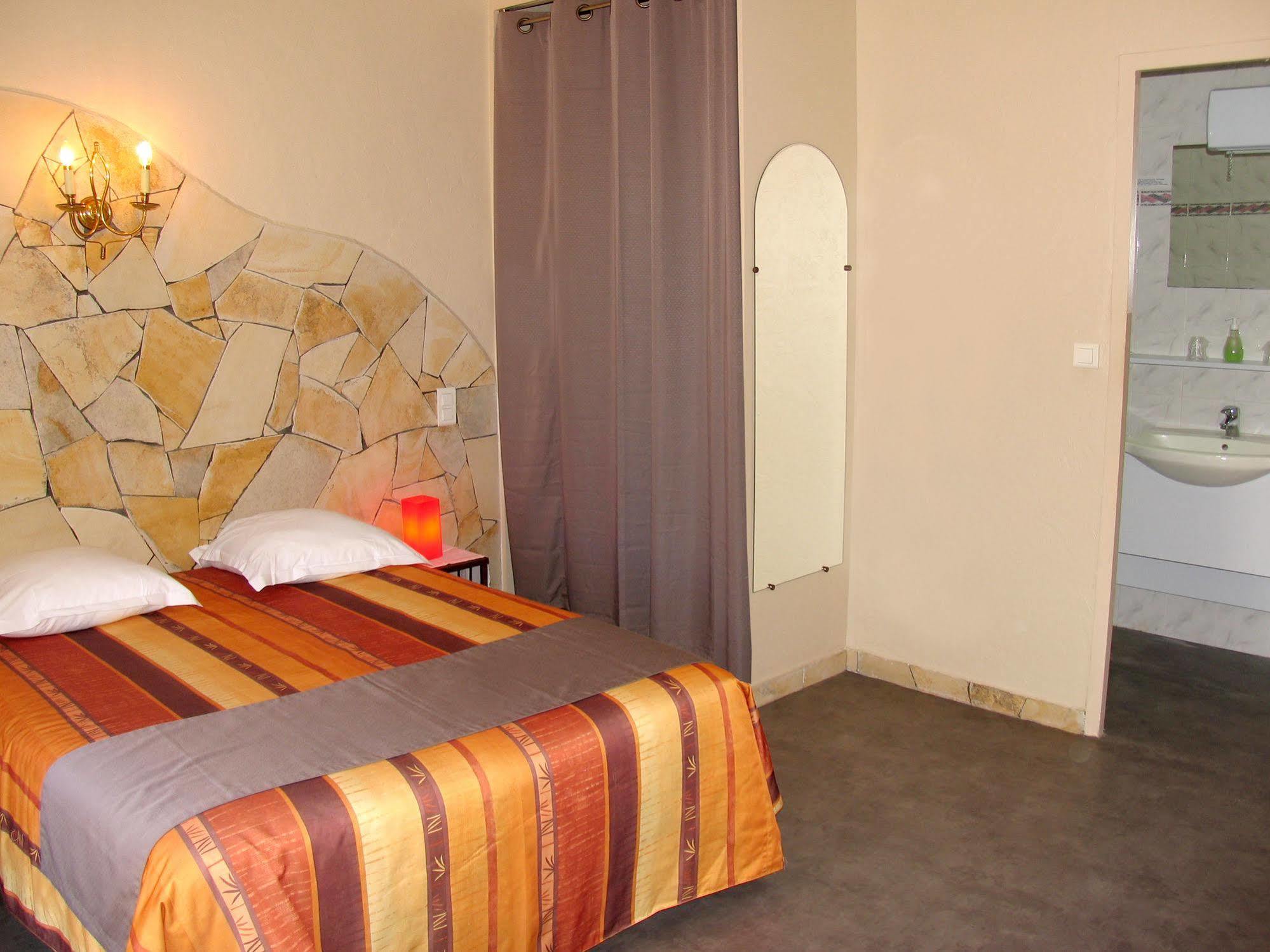Hotel Et Studios Les Amandiers Saint-Raphael  Bagian luar foto