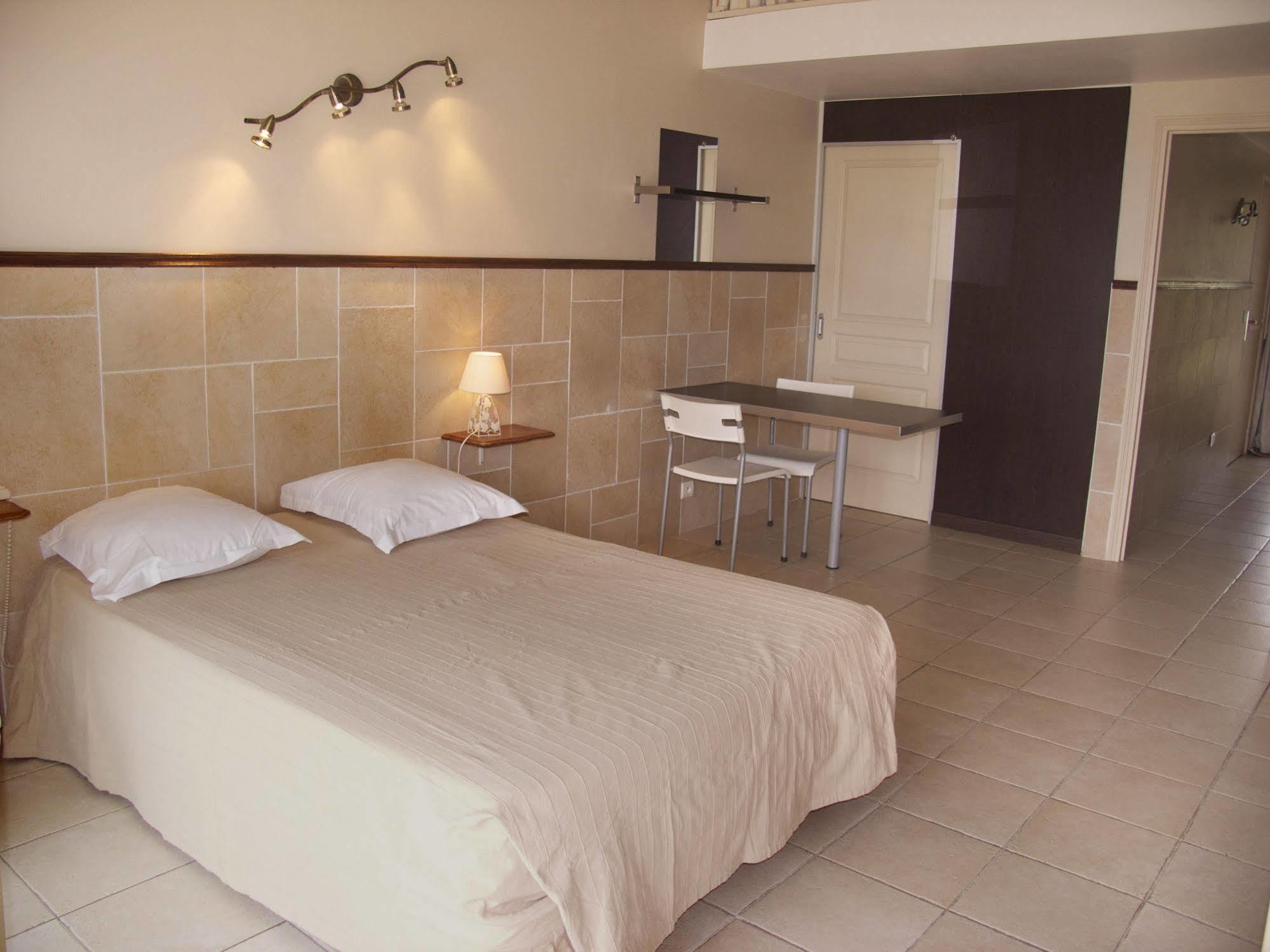Hotel Et Studios Les Amandiers Saint-Raphael  Bagian luar foto