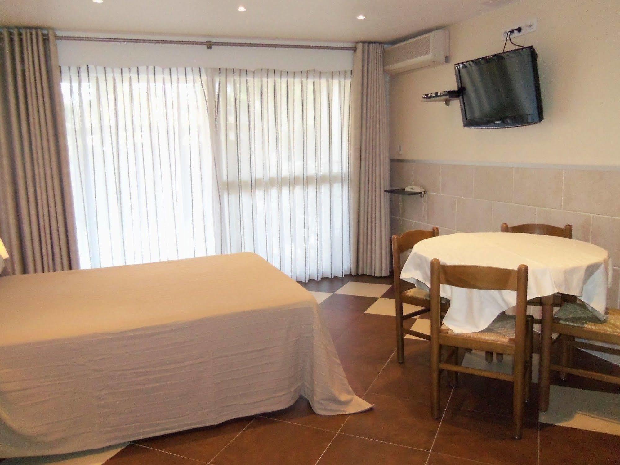Hotel Et Studios Les Amandiers Saint-Raphael  Bagian luar foto